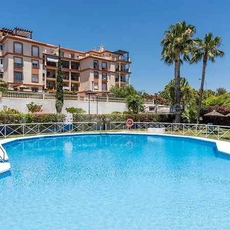 2bdr Sunny With Pool And Private Parking In