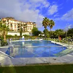 2bdr Sunny With Pool And Private Parking In Apartman