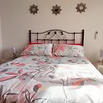 2bdr Sunny With Pool And Private Parking In Apartman
