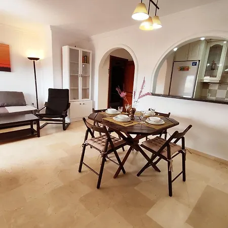 2bdr Sunny With Pool And Private Parking In